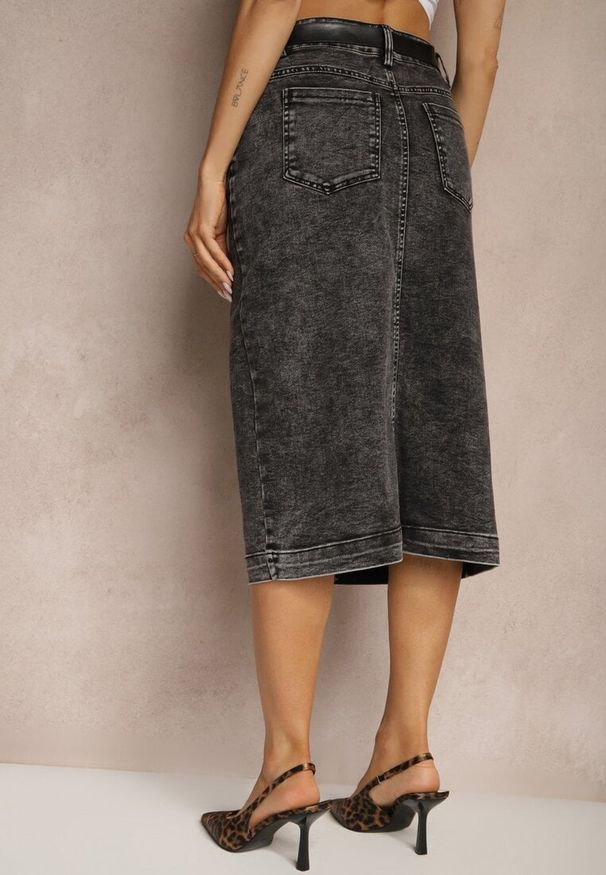 Renee - Czarna Jeansowa Spódnica z Bawełny High Waist z Rozcięciem i Paskiem w Zestawie Isanira. Okazja: na co dzień, na spotkanie biznesowe. Stan: podwyższony. Kolor: czarny. Materiał: jeans, bawełna. Styl: elegancki, biznesowy, casual