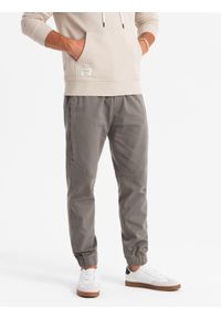 Ombre Clothing - Męskie spodnie dzianinowe joggery z ozdobną plisą – grafitowe V4 - Rozmiar: XXL. Okazja: na co dzień. Kolor: szary. Materiał: dzianina. Długość: długie. Wzór: aplikacja, jednolity. Styl: casual