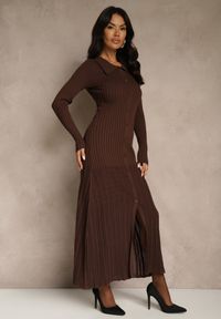 Renee - Brązowa Sweterkowa Sukienka z Wiskozy Ozdobiona Kołnierzykiem i Guzikami Deliavella. Kolor: brązowy. Materiał: wiskoza. Wzór: aplikacja #3