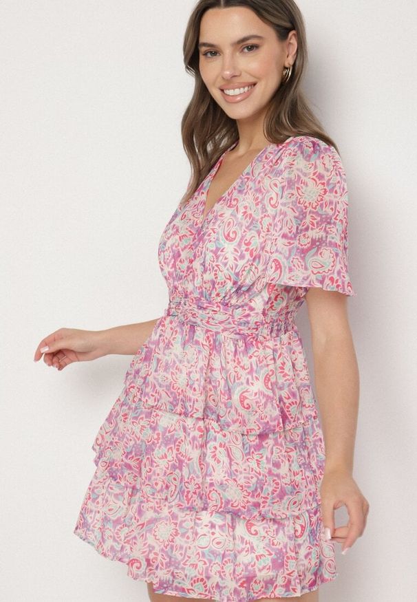 Born2be - Różowa Sukienka z Falbanami i Abstrakcyjnym Wzorem Rinasea. Okazja: na co dzień. Typ kołnierza: dekolt w kształcie V. Kolor: różowy. Materiał: jeans. Styl: casual, elegancki, klasyczny