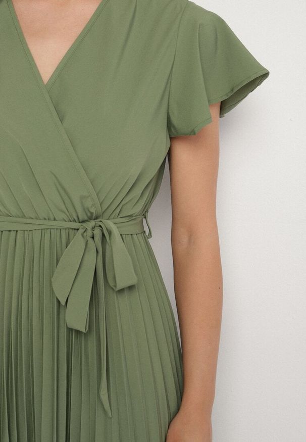 Born2be - Ciemnozielona Elegancka Sukienka Maxi w Plisy z Kopertowym Dekoltem i Wiązaniem Thessi. Kolor: zielony. Sezon: lato. Typ sukienki: kopertowe. Styl: elegancki. Długość: maxi