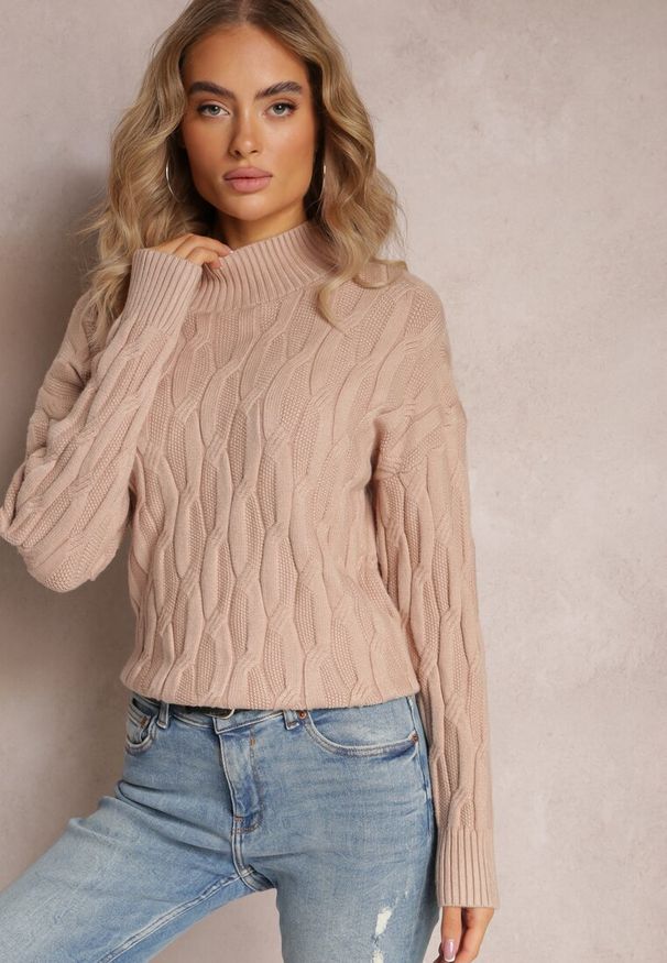 Renee - Beżowy Golf o Klasycznym Fasonie z Modnym Splotem i Ściągaczami Franka. Typ kołnierza: golf. Kolor: beżowy. Materiał: wiskoza. Wzór: ze splotem. Sezon: zima, jesień. Styl: klasyczny