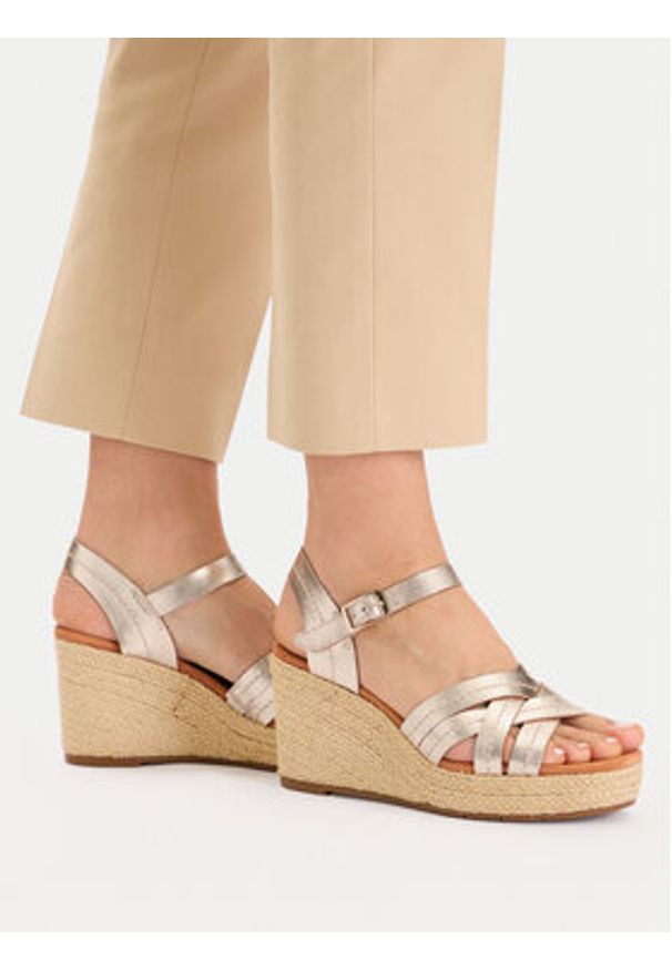 Clarks Espadryle Sabina Strap 26181463 Złoty. Kolor: złoty. Materiał: skóra