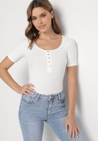 Born2be - Biały Prążkowany T-shirt z Bawełny Ozdobiony Guzikami Tasavia. Okazja: na co dzień. Kolor: biały. Materiał: bawełna, prążkowany. Wzór: aplikacja. Styl: klasyczny, elegancki, casual