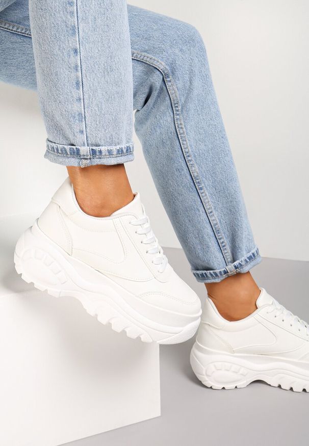 Renee - Białe Sneakersy Fair Crush. Wysokość cholewki: przed kostkę. Zapięcie: sznurówki. Kolor: biały. Szerokość cholewki: normalna. Wzór: aplikacja