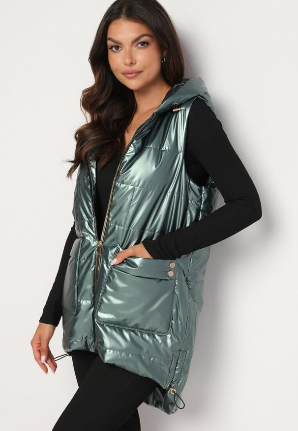 Born2be - Ciemnozielona Pikowana Kamizelka z Kapturem i Troczkami na Dole Terinaes. Okazja: na spacer, na co dzień. Typ kołnierza: kaptur. Kolor: zielony. Materiał: jeans. Styl: casual, elegancki