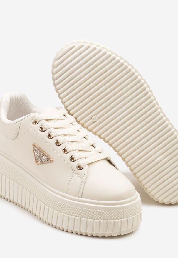 Renee - Beżowe Sneakersy na Tłoczonej Platformie Zdobione Metaliczną Aplikacją Fidania. Okazja: na co dzień. Kolor: beżowy. Materiał: jeans. Wzór: aplikacja. Obcas: na platformie