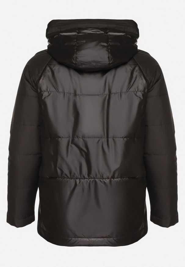 Born2be - Czarna Pikowana Kurtka o Pudełkowym Kroju z Szerokim Kołnierzem Evindas. Okazja: na spotkanie biznesowe, do pracy. Kolor: czarny. Materiał: jeans, materiał. Styl: elegancki, klasyczny, biznesowy