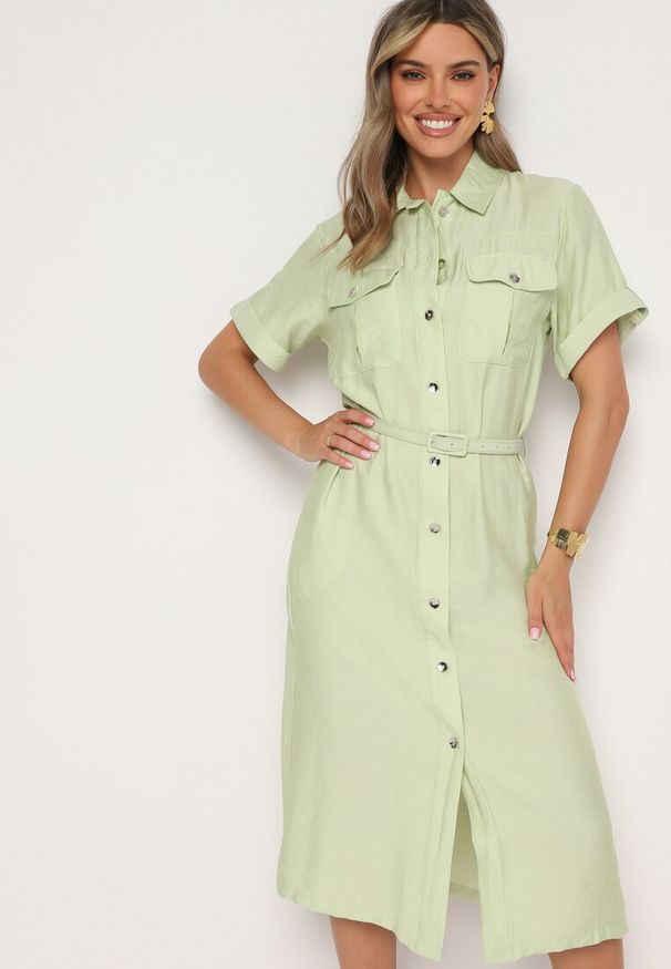 Born2be - Zielona Wiskozowa Sukienka o Koszulowym Kroju z Paskiem Nelavyn. Okazja: na co dzień, do pracy. Kolor: zielony. Materiał: wiskoza. Długość rękawa: krótki rękaw. Typ sukienki: koszulowe. Styl: casual, elegancki