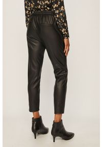 Vero Moda - Spodnie. Kolor: czarny. Materiał: tkanina, materiał, skóra, elastan. Wzór: gładki #5