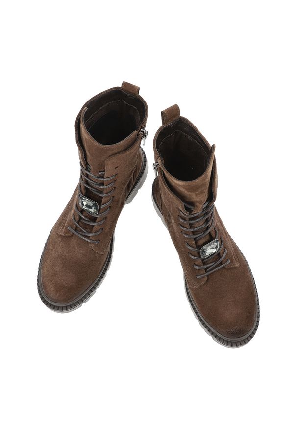 Brązowe Botki Karino Modne Skórzane Obuwie Damskie. Okazja: na co dzień. Zapięcie: sznurówki. Kolor: brązowy. Materiał: skóra. Szerokość cholewki: normalna. Wzór: aplikacja. Styl: casual