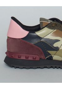 VALENTINO - Sneakersy Rockrunner. Kolor: czarny. Materiał: zamsz, materiał, guma. Wzór: moro, aplikacja