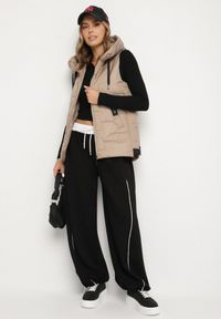 Born2be - Ciemnobeżowa Kamizelka z Pikowanymi Przeszyciami i Kapturem Tulavela. Okazja: na co dzień, na spacer. Kolor: beżowy. Materiał: jeans. Styl: klasyczny, casual #3