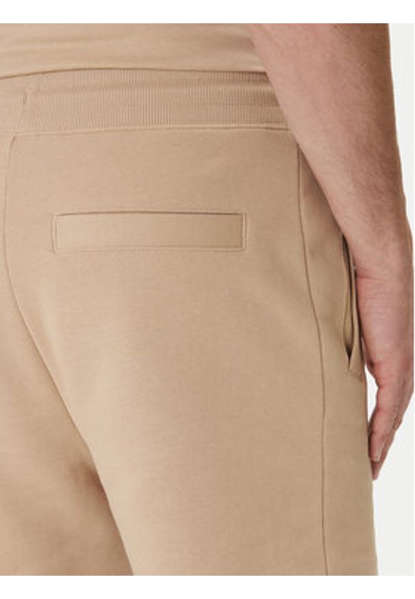 Hugo - HUGO Szorty sportowe Diz222 50466196 Beżowy Regular Fit. Kolor: beżowy. Materiał: bawełna. Styl: sportowy