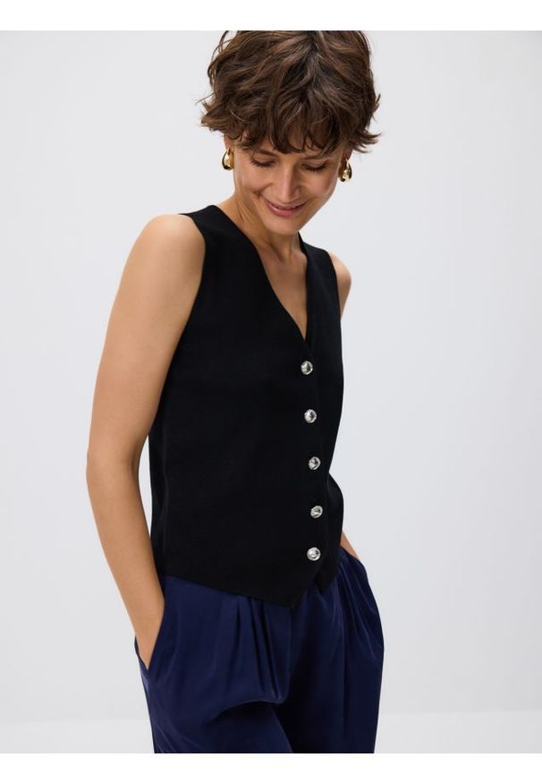 Reserved - Kamizelka z dekoracyjnymi guzikami - czarny. Kolor: czarny. Materiał: wiskoza, dzianina. Wzór: gładki