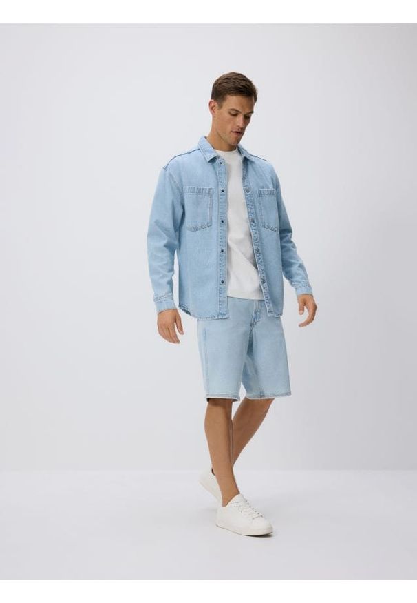 Reserved - Jeansowe szorty regular - niebieski. Kolor: niebieski. Materiał: jeans