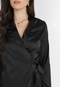 Born2be - Czarna Sukienka Satynowa Barbedeia. Typ kołnierza: dekolt w kształcie V. Kolor: czarny. Materiał: satyna. Wzór: aplikacja. Typ sukienki: kopertowe. Styl: elegancki. Długość: mini #3