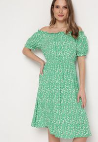 Born2be - Zielona Sukienka Midi z Wiskozy Hiszpanka w Kwiatowy Print Oserafia. Typ kołnierza: dekolt hiszpanka. Kolor: zielony. Materiał: wiskoza. Wzór: nadruk, kwiaty. Styl: boho. Długość: midi #1