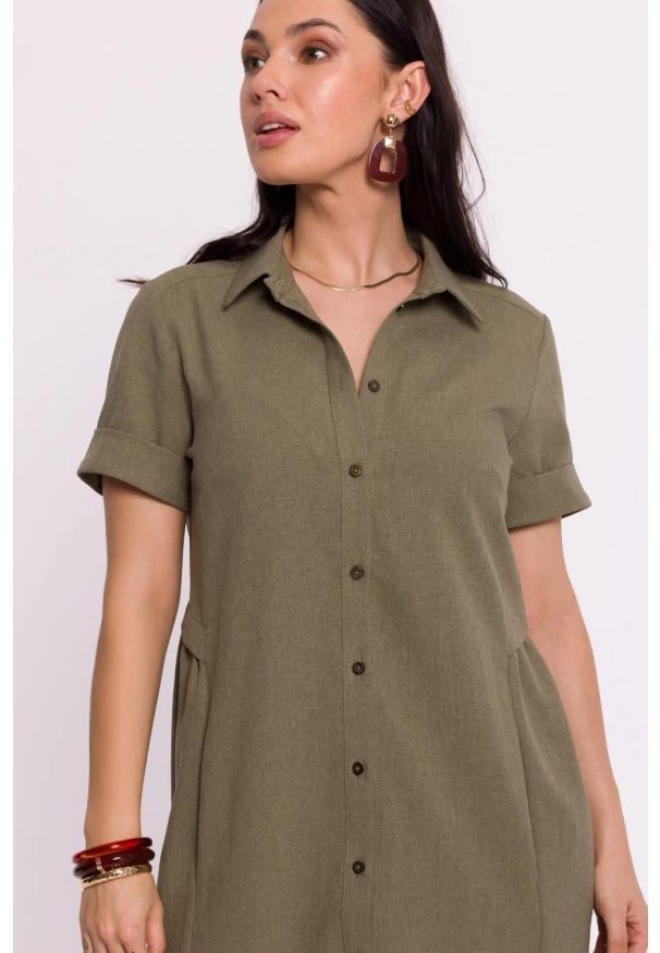 Sukienki.shop - Sukienka koszulowa midi z kołnierzykiem zielona. Okazja: na co dzień, do pracy. Kolor: zielony. Materiał: len, materiał. Typ sukienki: koszulowe. Styl: casual, klasyczny. Długość: midi