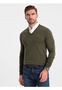 Ombre Clothing - Sweter męski z dekoltem "w serek" z koszulowym kołnierzykiem - ciemnooliwkowy V5 OM-SWSW-0102 - XXL. Typ kołnierza: kołnierzyk koszulowy, dekolt w serek. Kolor: oliwkowy. Materiał: materiał, nylon, bawełna. Styl: klasyczny