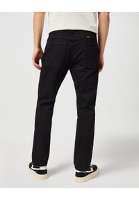 Wrangler - MĘSKIE SPODNIE JEANSOWE WRANGLER RUSTLER SLIM BLACK RINSE CZARNE W10ERD107. Okazja: do pracy, na co dzień, na spacer. Kolor: czarny. Długość: długie. Sezon: lato. Styl: klasyczny, casual, elegancki