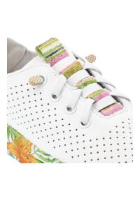 Półbuty damskie Artiker, cholewka ze skóry naturalnej perforowana struktura i zaokrąglony nosek, białe, 58C0441. Okazja: na co dzień. Kolor: biały. Materiał: skóra. Szerokość cholewki: normalna #3