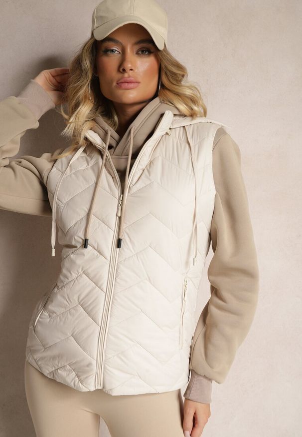 Renee - Ciemnobeżowa Kamizelka z Odpinanym Kapturem Ozdobiona Pikowanym Wzorem Saritha. Okazja: na spacer, na co dzień. Kolor: beżowy. Materiał: jeans. Wzór: aplikacja. Styl: casual, elegancki