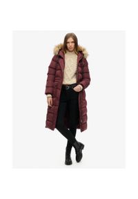 Superdry - Długi płaszcz z futerka sztucznego Everest. Kolor: czerwony. Materiał: futro. Długość rękawa: długi rękaw. Długość: długie #1