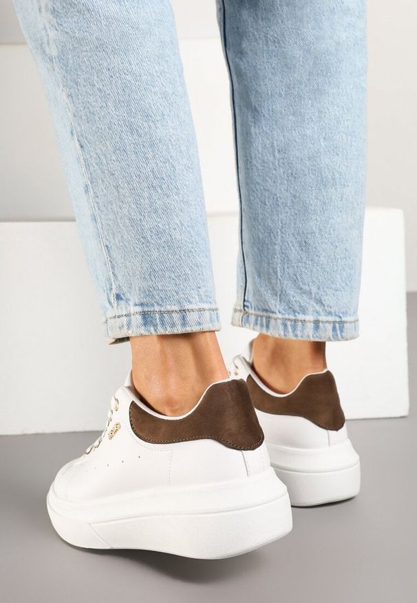 Born2be - Biało-Brązowe Sneakersy na Grubej Podeszwie z Metalicznymi Zdobieniami Zarilna. Okazja: na co dzień. Kolor: biały. Materiał: jeans. Wzór: aplikacja