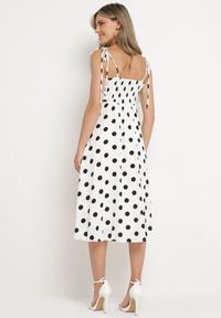 Born2be - Biała Sukienka na Wiązanych Ramiączkach w Kropki Vikiimae. Typ kołnierza: dekolt w kształcie V. Kolor: biały. Długość rękawa: na ramiączkach. Wzór: kropki #6