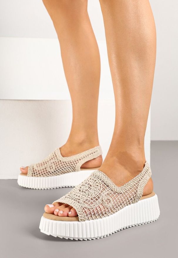 Renee - Beżowe Ażurowe Sandały na Grubej Podeszwie z Tłoczeniami Tanarila. Okazja: na spacer. Kolor: beżowy. Materiał: jeans. Wzór: ażurowy. Sezon: lato