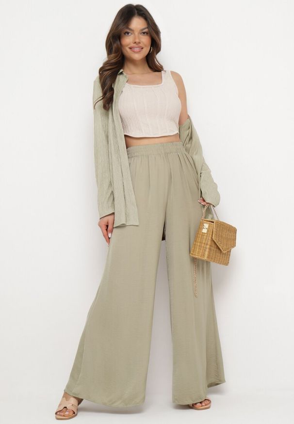 Born2be - Zielone Spodnie z Szerokimi Nogawkami i Gumką w Pasie Myrddin. Okazja: na co dzień. Kolor: zielony. Sezon: wiosna, lato. Styl: casual