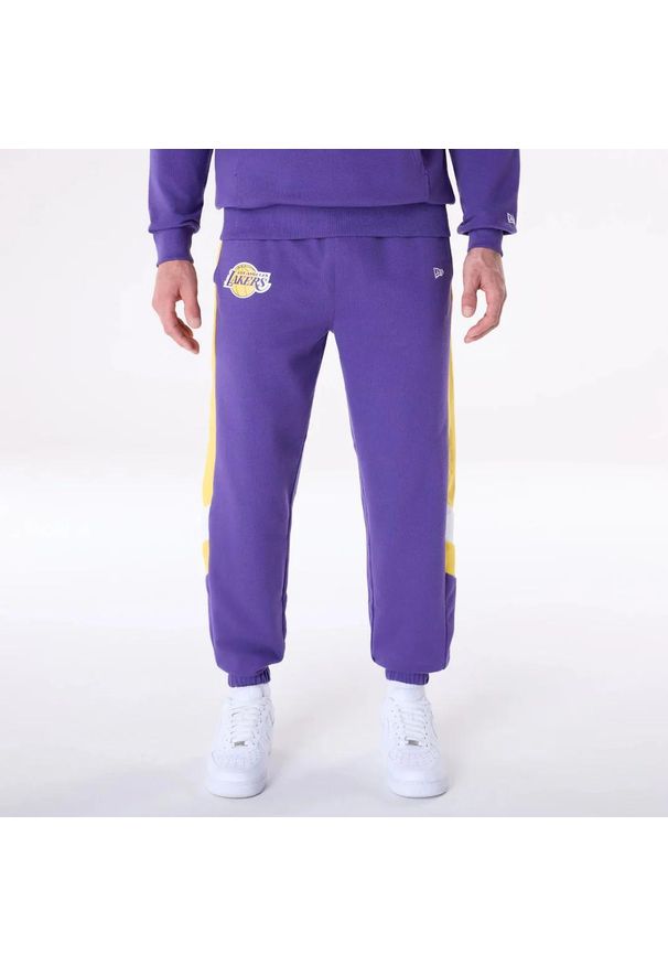 New Era - Spodnie dresowe New LA Lakers NBA Panel fioletowe. Kolor: fioletowy. Materiał: dresówka. Sport: skateboard