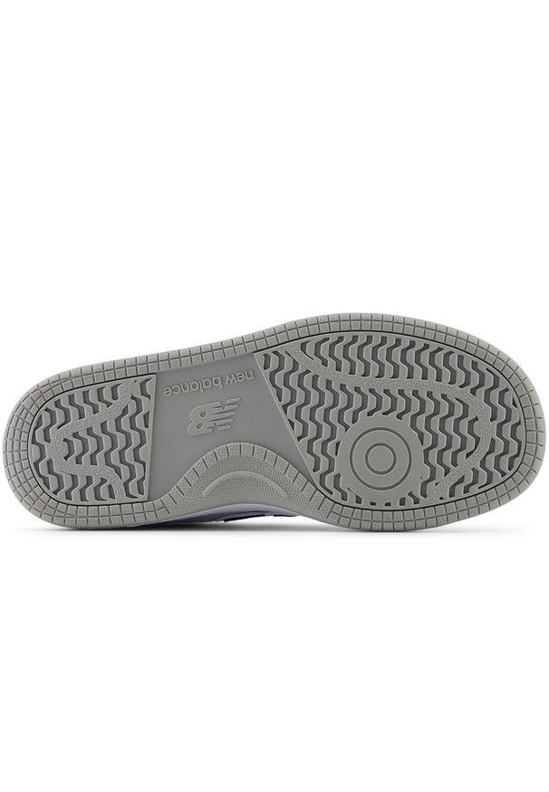Buty dziecięce New Balance PSB480VB – białe. Okazja: na uczelnię, na co dzień. Kolor: biały. Materiał: skóra, syntetyk. Szerokość cholewki: normalna. Sport: turystyka piesza