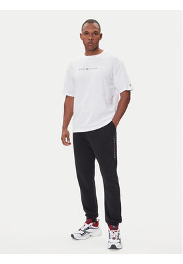 TOMMY HILFIGER - Tommy Hilfiger T-Shirt UM0UM03685 Biały Regular Fit. Kolor: biały. Materiał: bawełna