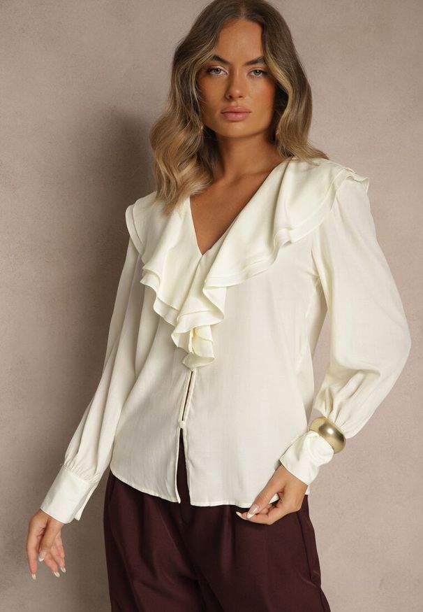 Renee - Jasnobeżowa Koszula Vices z Dekoltem z Falbanami i Bufiastymi Rękawami Zoiruna. Kolor: beżowy. Materiał: jeans. Styl: boho