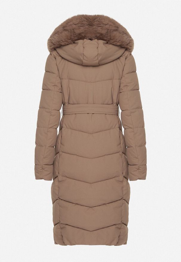 Born2be - Ciemnobeżowa Pikowana Kurtka z Futerkowym Obszyciem i Paskiem Samiria. Okazja: do pracy, na co dzień, na spotkanie biznesowe. Kolor: beżowy. Materiał: futro, jeans, dzianina, poliester. Styl: biznesowy, klasyczny, casual