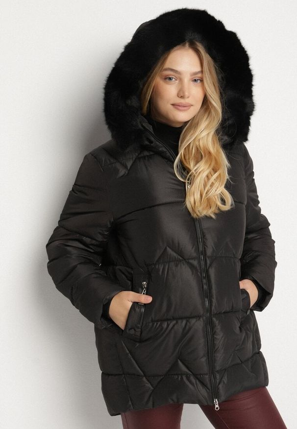 Born2be - Czarna Pikowana Kurtka z Kapturem z Futerkiem Tevea. Okazja: na spacer, do pracy, na spotkanie biznesowe. Typ kołnierza: kaptur. Kolekcja: plus size. Kolor: czarny. Materiał: futro. Styl: elegancki, klasyczny, biznesowy