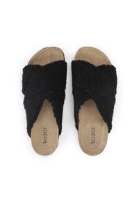Kazar - Damskie klapki na profilowanej podeszwie z barankiem. Kolor: czarny. Materiał: tkanina. Wzór: aplikacja. Styl: klasyczny #4