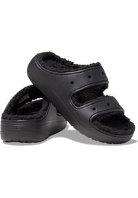 Crocs Classic Cozzzy Sandal. Kolor: czarny. Materiał: futro. Wzór: paski