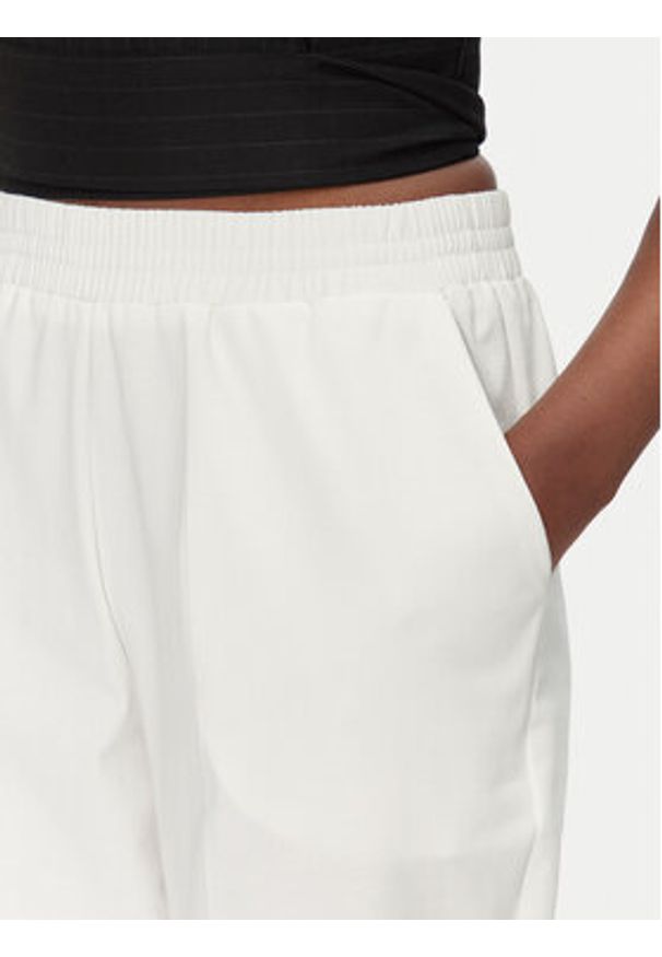 ACCESS FASHION Spodnie materiałowe 53-5119-886 Biały Regular Fit. Kolor: biały. Materiał: bawełna