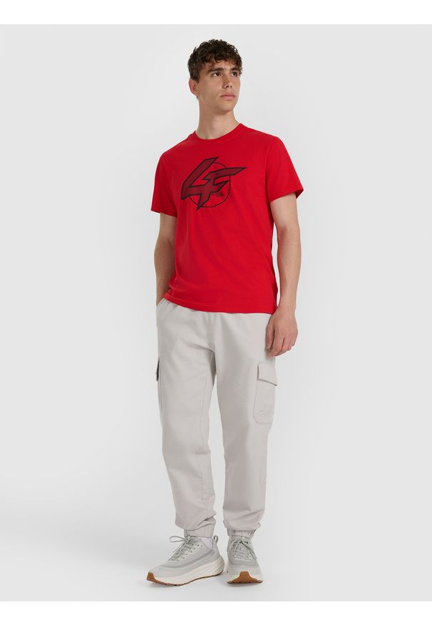 4f - 4F T-shirt regular z nadrukiem męski - czerwony XL. Kolor: czerwony. Materiał: materiał, bawełna, skóra, włókno. Wzór: nadruk. Styl: klasyczny