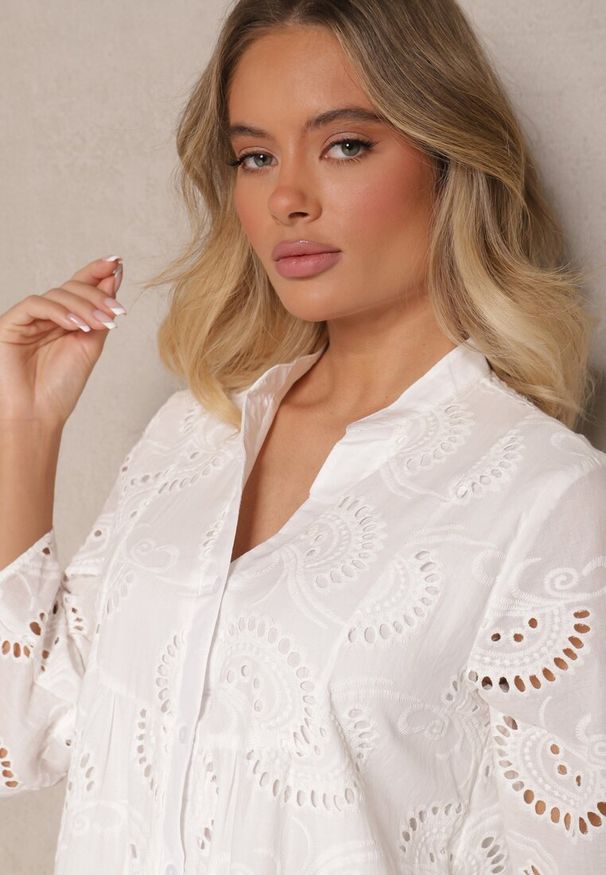 Renee - Biała Haftowana Sukienka Boho z Bawełny o Rozkloszowanym Kroju Helavira. Okazja: na co dzień. Typ kołnierza: dekolt w serek. Kolor: biały. Materiał: bawełna. Wzór: haft. Sezon: wiosna, lato. Typ sukienki: rozkloszowane. Styl: boho