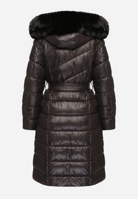 Born2be - Czarna Pikowana Kurtka o Długim Kroju z Odpinanym Kapturem z Futerkiem i Paskiem oleti. Okazja: na spacer, na co dzień. Kolor: czarny. Materiał: futro. Długość: długie. Sezon: zima. Styl: klasyczny, casual, elegancki #6