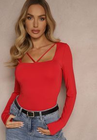 Renee - Czerwona Bluzka z Wiskozą Ozdobiona Paskami przy Dekolcie Tatosira. Kolor: czerwony. Materiał: wiskoza. Wzór: aplikacja #1