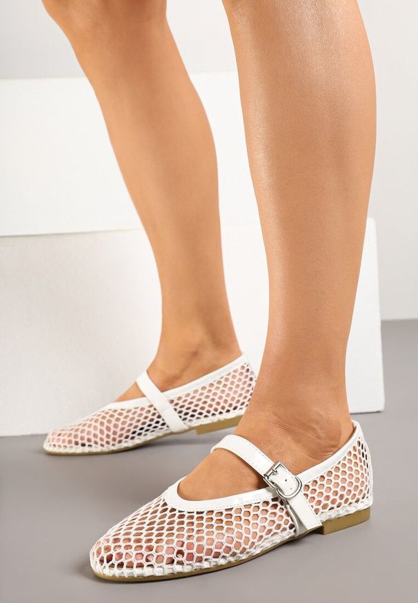 Renee - Białe Balerinki w Stylu Mary Jane z Siateczki Miltewi. Okazja: na co dzień. Zapięcie: pasek. Kolor: biały. Materiał: jeans, materiał. Obcas: na obcasie. Styl: casual. Wysokość obcasa: niski