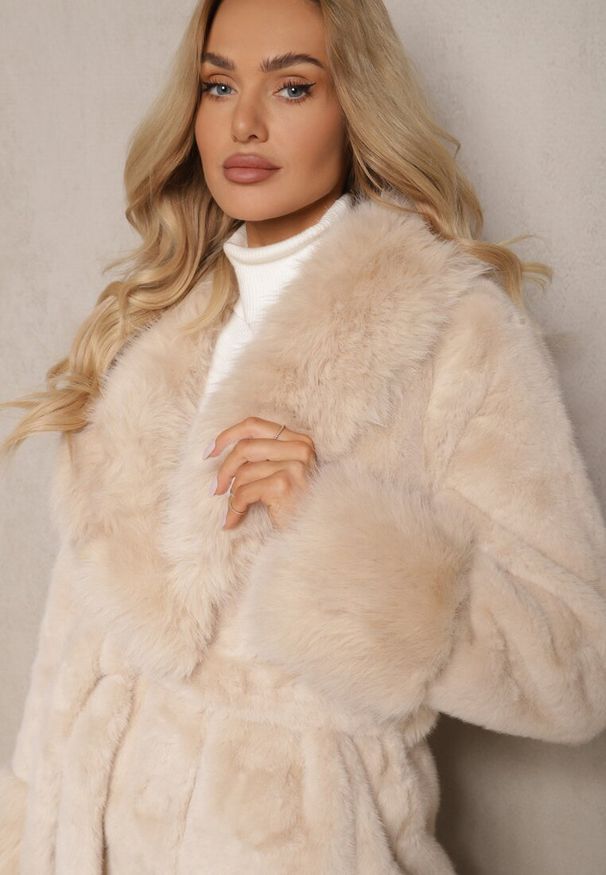 Renee - Beżowy Futrzany Płaszcz z Wiązanym Paskiem Ozdobnym Kołnierzem i Mankietami Viaressa. Okazja: na co dzień. Kolor: beżowy. Materiał: futro. Długość rękawa: długi rękaw. Długość: długie. Styl: casual, rockowy, elegancki