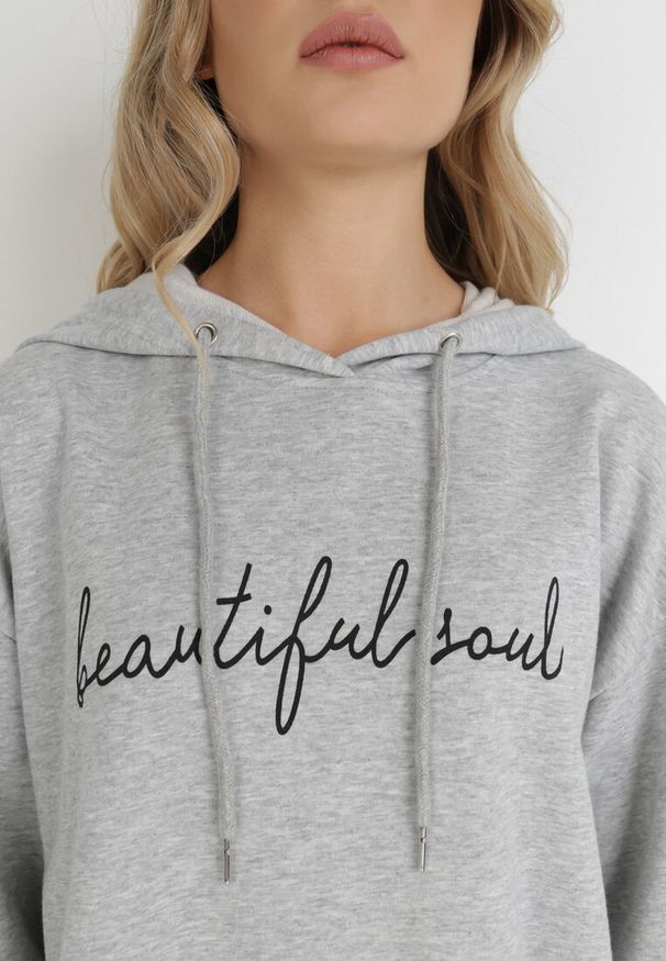 Born2be - Jasnoszara Bluza Acalelirea. Kolor: szary. Długość rękawa: długi rękaw. Długość: długie. Wzór: napisy, aplikacja. Sezon: lato