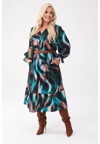 Moda Size Plus Iwanek - Elegancka sukienka Selena z falbaną o długości MIDI PLUS SIZE XXL OVERSIZE. Okazja: na co dzień. Typ kołnierza: kołnierz z falbankami. Kolekcja: plus size. Materiał: poliester, bawełna, elastan, tkanina. Typ sukienki: oversize, dla puszystych. Styl: elegancki. Długość: midi #1