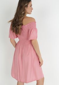 Born2be - Różowa Sukienka Hiszpanka z Wiskozy Rallu. Typ kołnierza: dekolt hiszpanka. Kolor: różowy. Materiał: wiskoza. Styl: wakacyjny #5